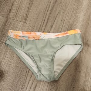🐻 New without tags Floral Green Swim Bottom Size 5T